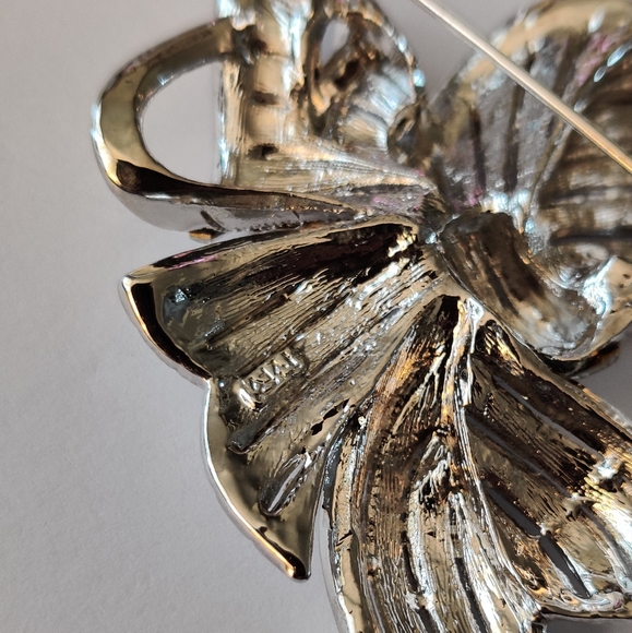 Spectacular Bow Tie Crystal Brooch - Picture 5 of 16